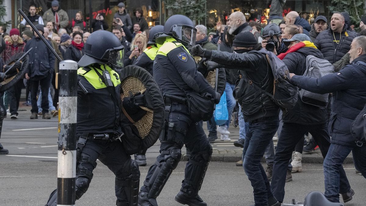 Brutální zásah v Amsterdamu. Policisté mlátili „covidové“ demonstranty obušky